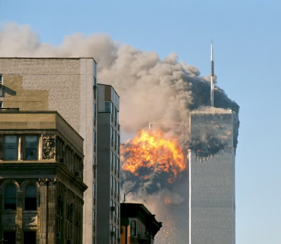  https://upload.wikimedia.org/wikipedia/commons/8/8a/UA_Flight_175_hits_WTC_south_tower_9-11_edit.jpeg}{User MattWade} auf Wikimedia, CC-BY-SA-Lizenz